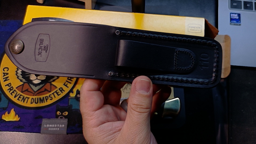 Buck 110 Folding Hunter - Finger Grooved Classic